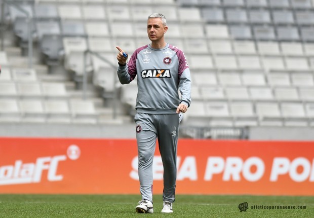 Tiago Nunes tem dúvida no meio-campo (Foto: Miguel Locatelli/Atlético-PR)