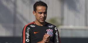 Jadson fica fora de treino com bola do Corinthians, mas corre no campo