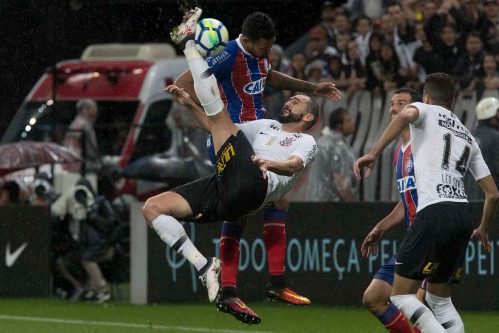Danilo tem mais sete jogos para convencer a diretoria e renovar com o Corinthians