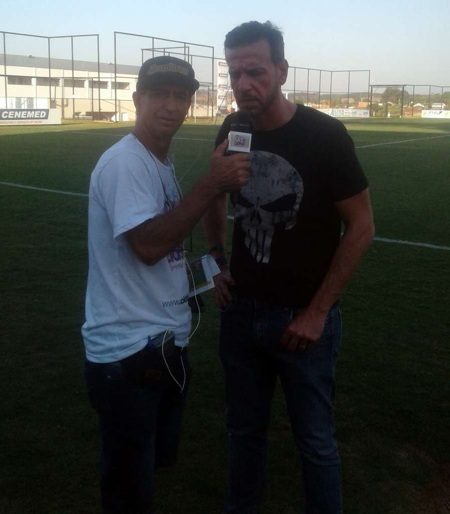 Flávio Santos, entrevistando presidente do CAV (Foto: Oscar Silva)