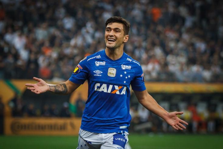 O meio-campo uruguaio, De Arrascaeta, vive um ótimo momento com a camisa do Cruzeiro (Foto: Divulgação/Cruzeiro EC)