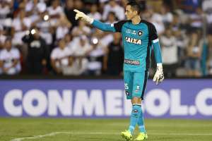 Após seis meses, Gatito Fernández volta ao gol do Botafogo contra o Corinthians
