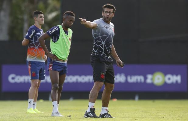 Valentim comandou o treino nesta quinta-feira (Foto: Rafael Ribeiro/Vasco.com.br)