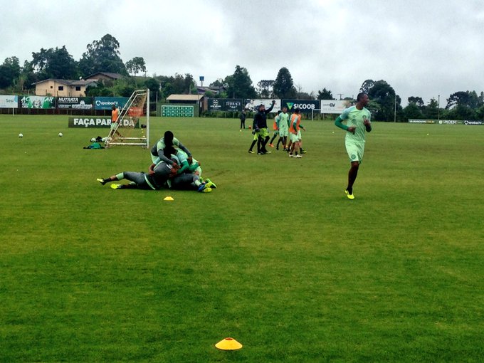 Claudinei Oliveira adia definição da Chapecoense e relaxa grupo com rachão