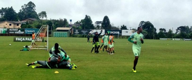 Rachão descontraído marcou treino do dia na Chapecoense, que vai enfrentar o Bahia