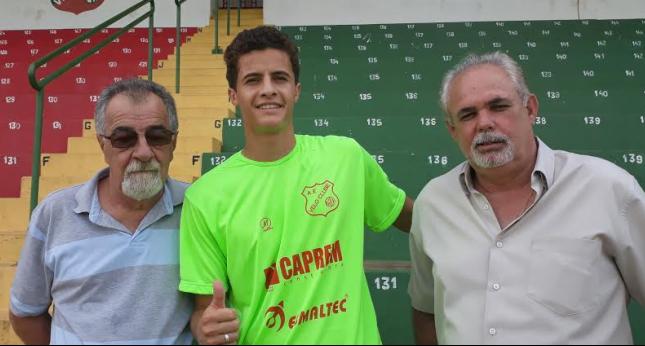 O atleta se apresentou nesta quinta ao lado do presidente Reginaldo Breda e do diretor José Renato Gonçalves (Foto: Leonardo Mendes / A.E. Velo Clube)