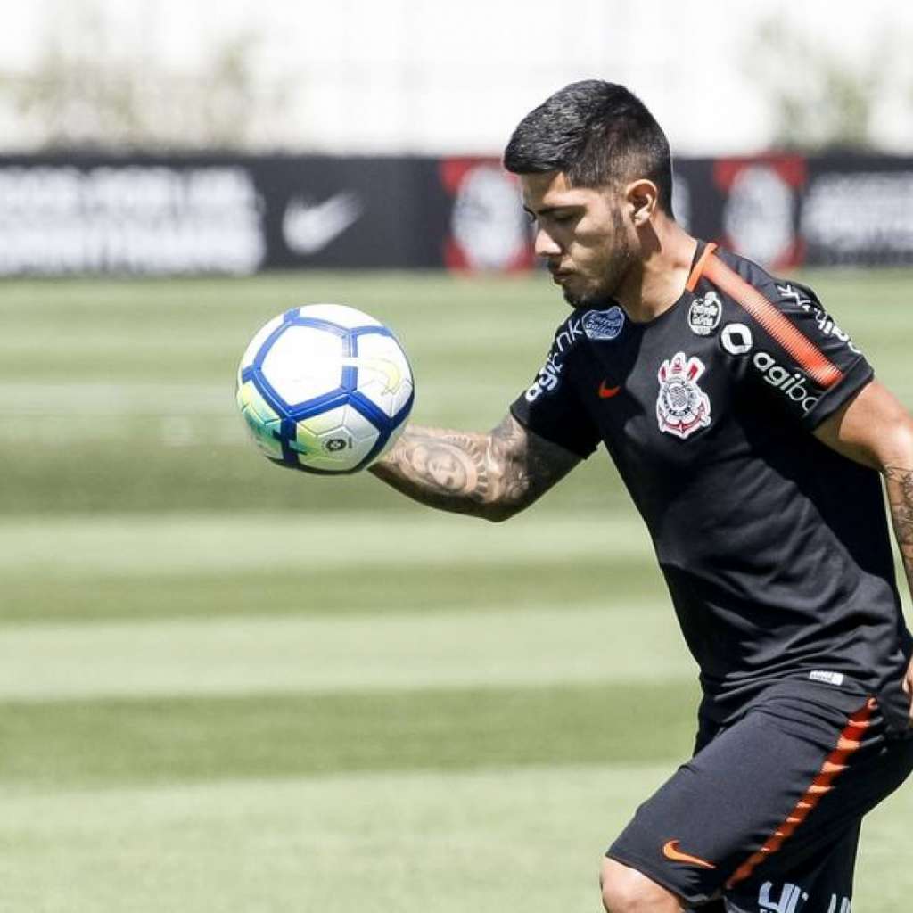 Com dores no joelho, Sergio Díaz passará por exames e é dúvida no Corinthians