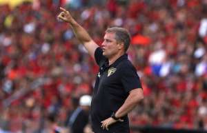 Precavido com instabilidade no cargo de técnico, Aguirre se vira longe da família