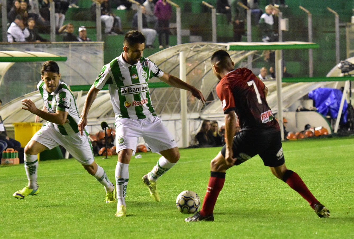 Agressão? Árbitro explica expulsão de volante do Juventude após cotovelada em goleiro