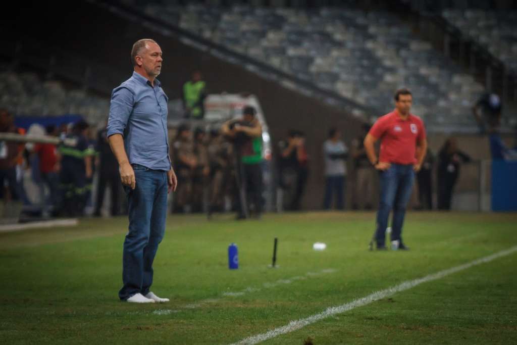 Mano lamenta trabalho incompleto e admite sonho de voltar à seleção brasileira