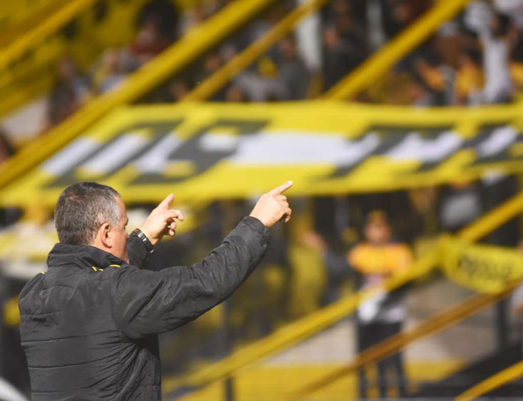 O técnico Mazola Júnior comemorou o empate heroico conquistado pelo Criciúma