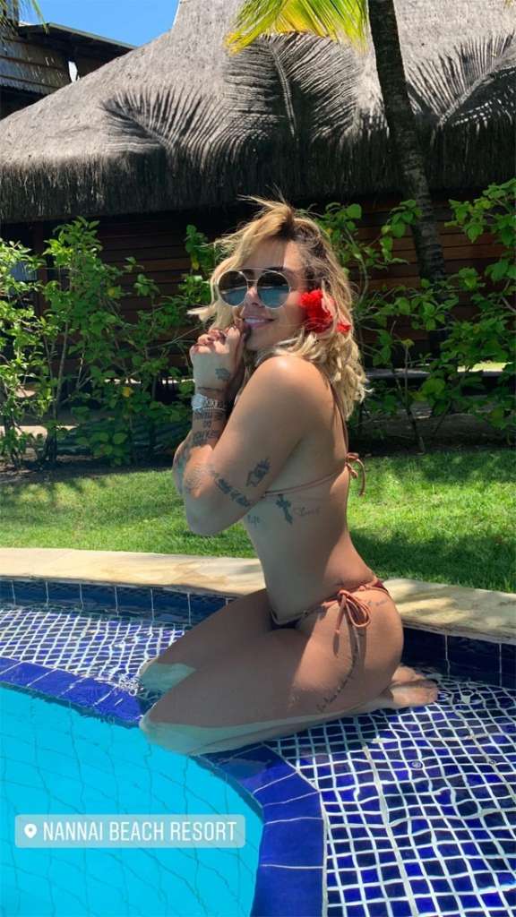 Rafaella Santos postou foto de biquíni aproveitando o feriado em Porto de Galinhas (PE)