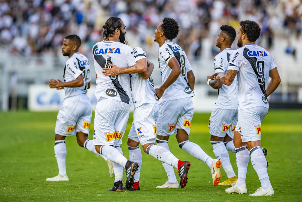 Jogadores pontepretanos comemoram o gol marcado por Renan Fonseca no primeiro tempo (Foto: Fábio Leoni/Ponte Press)