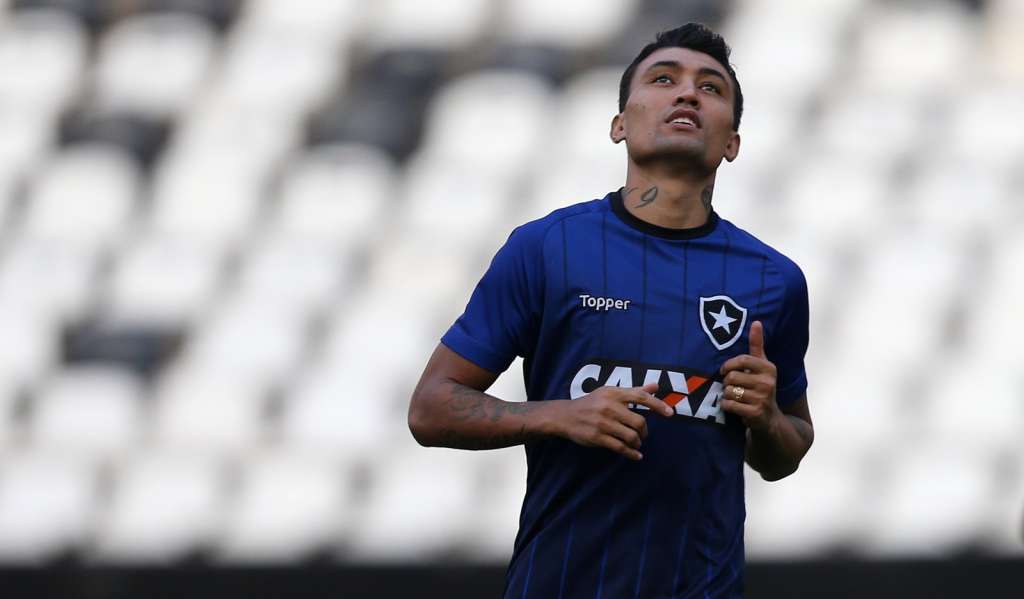 O centroavante Kieza, que sente dores no pé direito, voltará a ser desfalque para Zé Ricardo. 