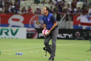 Perto do acesso, Rogério Ceni tem status de 'manager' e dita regras no Fortaleza