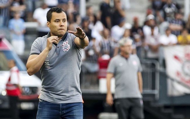 ‘O Corinthians não pode olhar para baixo’, diz Jair Ventura sobre o Brasileirão