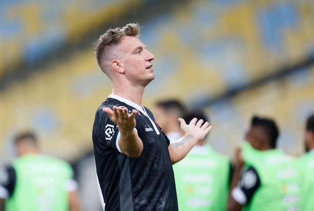 Vasco vence clássico com o Flu e se distancia do Z4 do Brasileirão