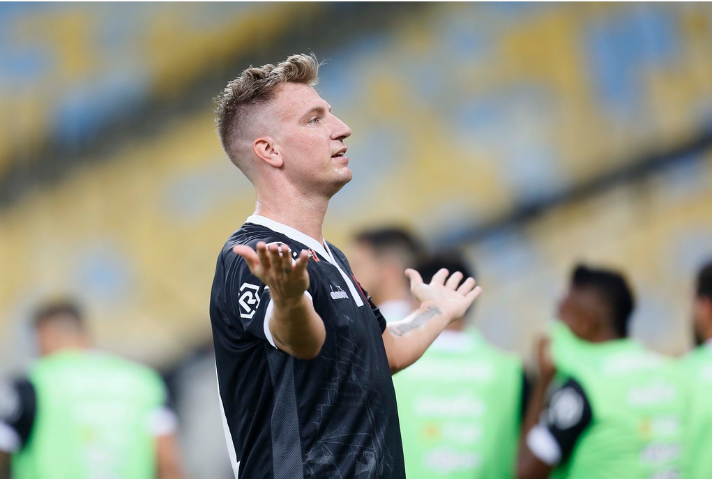 Herói, Máxi López marca pela primeira vez no Maracanã e exalta torcida do Vasco