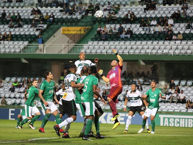 O Guarani jogou bem e venceu o Coritiba mesmo no Couto Pereira