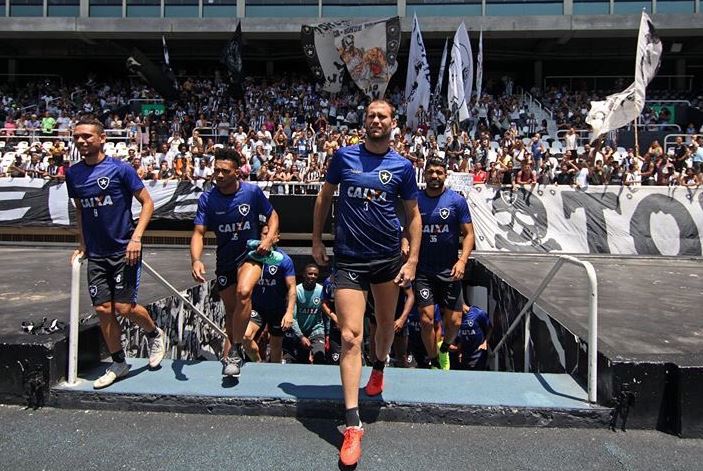 Kieza desfalca Botafogo, que tem reforços para enfrentar o Corinthians