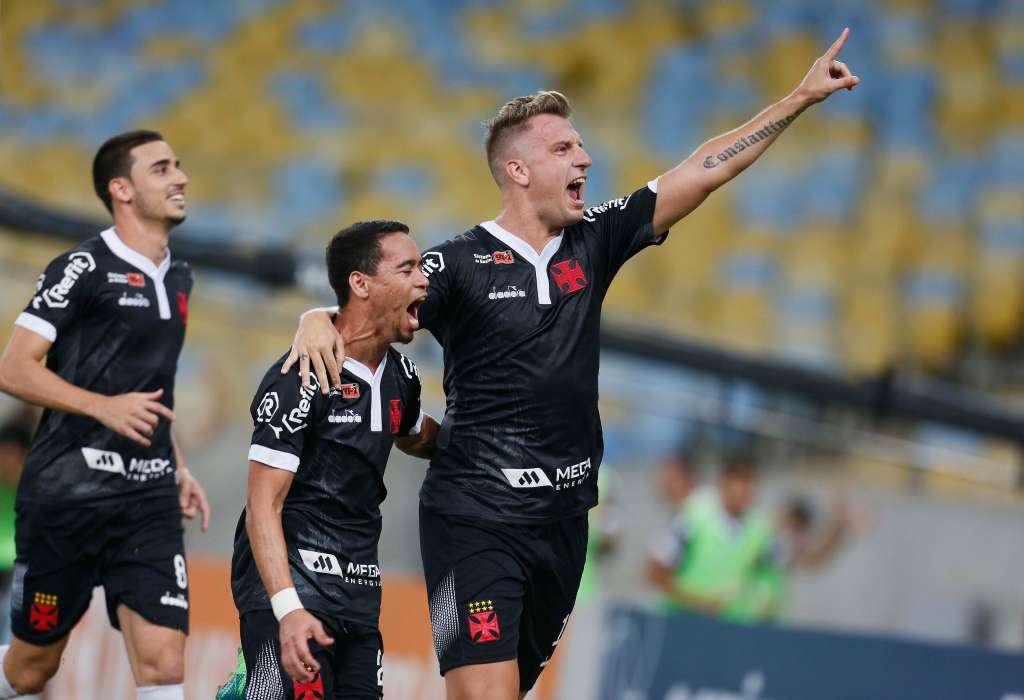O gol da vitória saiu dos pés de Maxi López, de pênalti. 