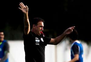 'Uma fatalidade nos tirou os três pontos', diz Cuca após derrota do Santos no clássico