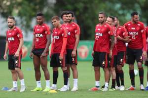 Sem Diego Alves, Flamengo busca vencer o São Paulo para manter caçada ao título