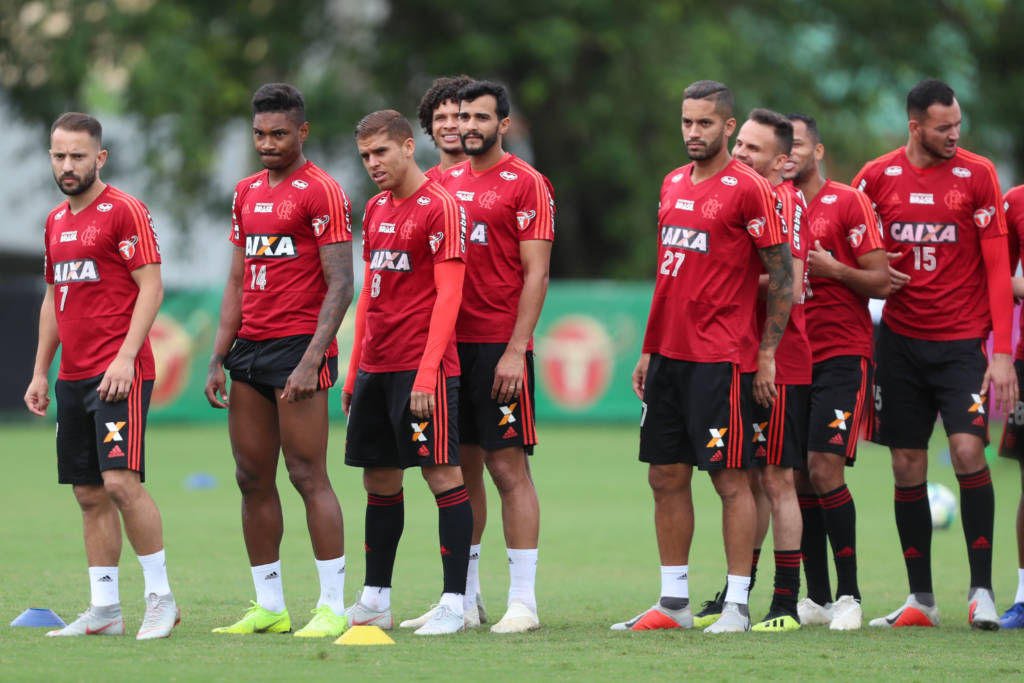 Sem Diego Alves, Flamengo busca vencer o São Paulo para manter caçada ao título