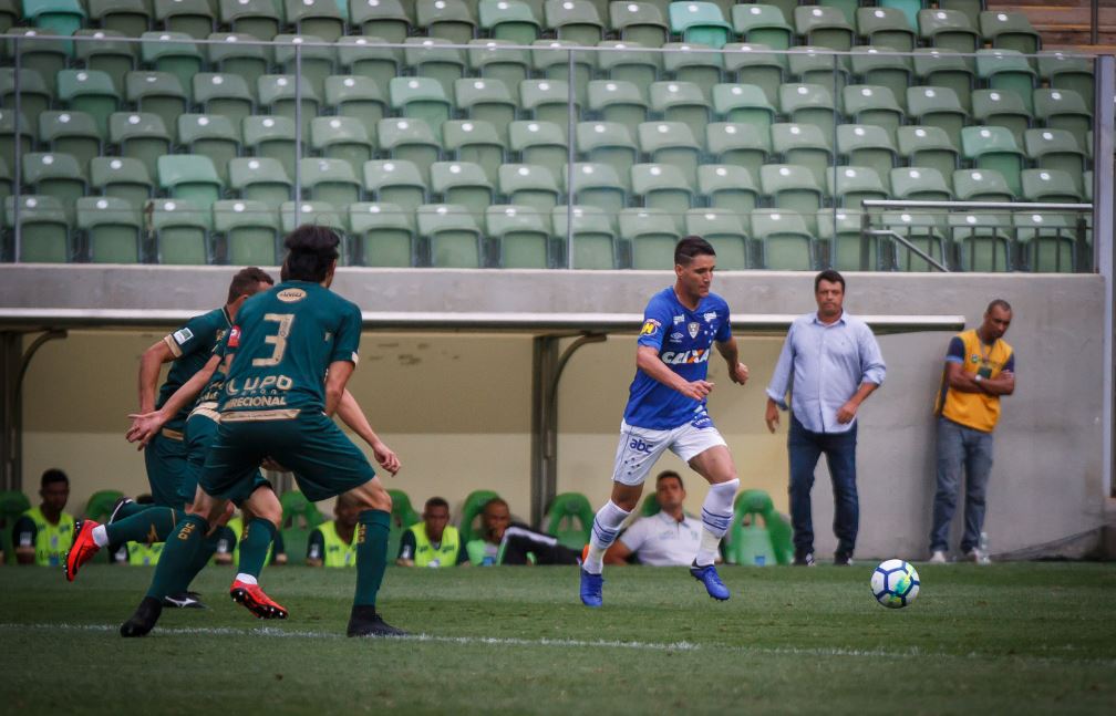 Thiago Neves ampliou para o Cruzeiro em cobrança de pênalti no início do segundo tempo