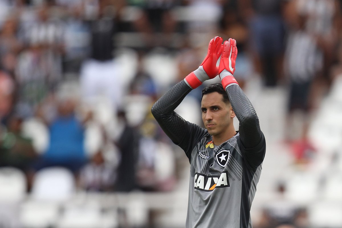 De volta, Gatito brilha e comemora defesa heroica na vitória do Botafogo
