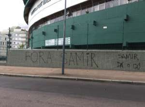 Torcida do Coritiba picha estádio e pede saída do presidente