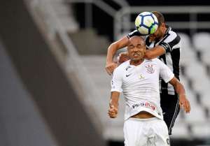 Roger reclama de pênalti não marcado para o Corinthians: 