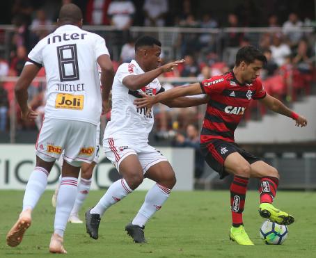 Flamengo buscou o empate duas vezes e perdeu muitas chances de gol