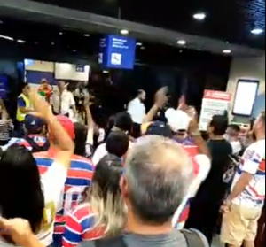 Série B: Torcida ignora pedido da diretoria e recebe Fortaleza com festa no aeroporto