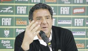 Marcus Salum invade campo após jogo: 