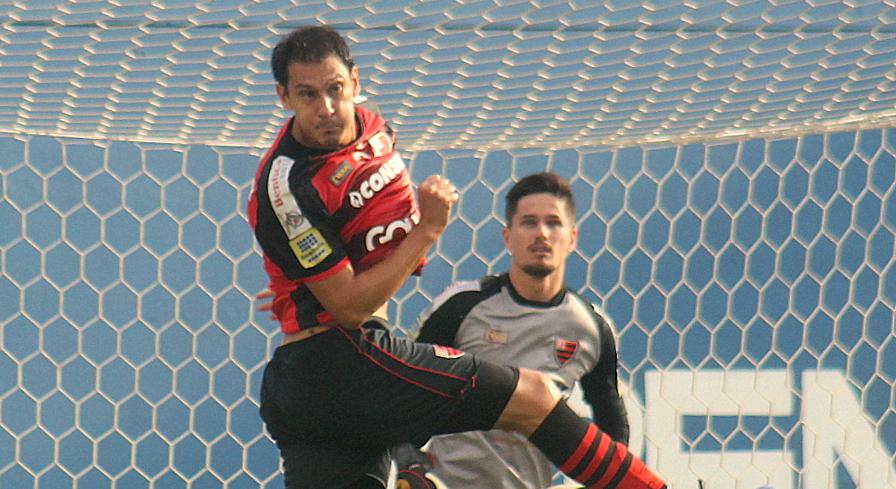 O zagueiro Adriano Alves vem atuando improvisado na lateral direita do Oeste (Foto: Jefferson Vieira/Oeste)