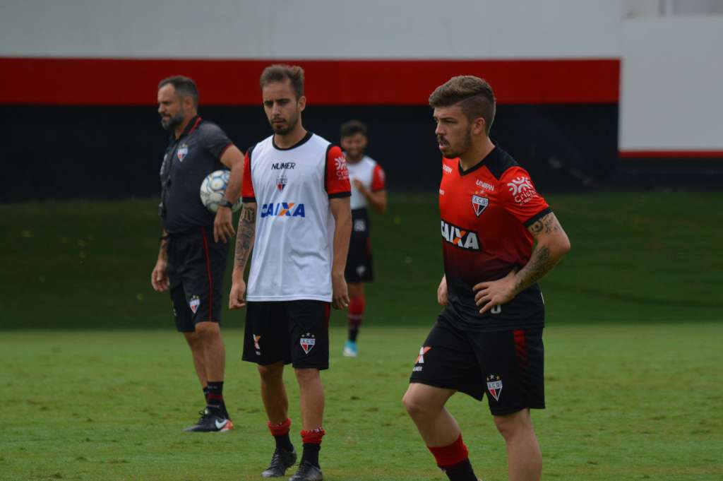 O atacante João Carlos volta de suspensão no lugar de Vitinho (de colete) contra o Avaí (Foto: Paulo Marcos/Atlético)