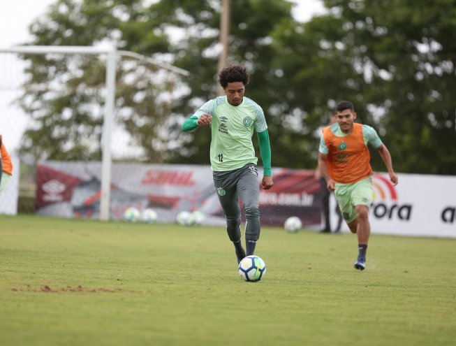 Após derrota contra Bahia, Chapecoense terá reforços contra Santos