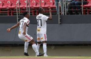 Com queda de rendimento dos 'medalhões', garotos ganham moral no São Paulo