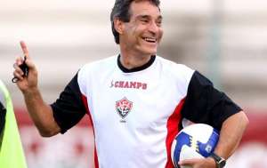 Vitória anuncia demissão de Carpegiani e interino fica até o final do Brasileirão