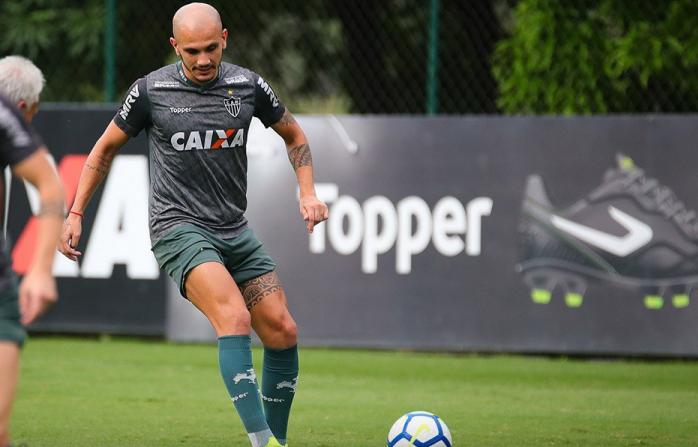 Fábio Santos afirma que problemas internos influenciam para má fase do Atlético-MG