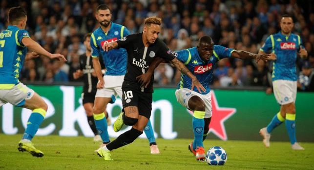 NEYMAR, como sempre, foi super-marcado pelos jogadores do Napoli