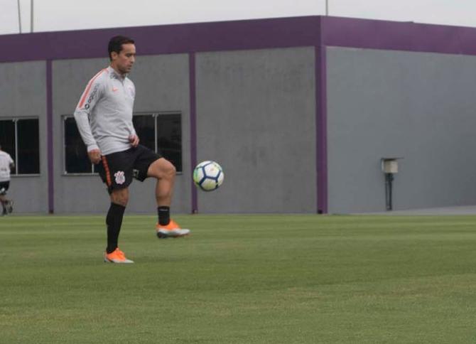 Jadson participa de treino físico no Corinthians, mas continua como dúvida