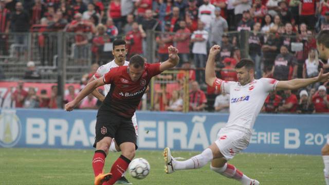 O Brasil de Pelotas goleou o Vila Nova e praticamente se garantiu na Série B de 2019 (Foto: Carlos Insaurriaga/GEB)