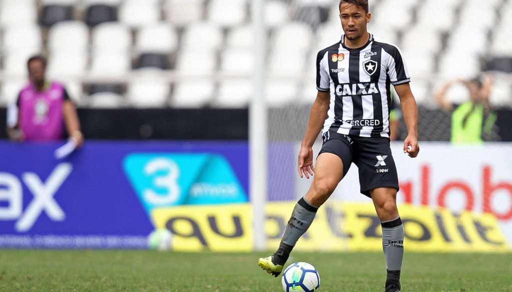O volante Jean foi liberado pelo Corinthians para defender o Botafogo no último domingo