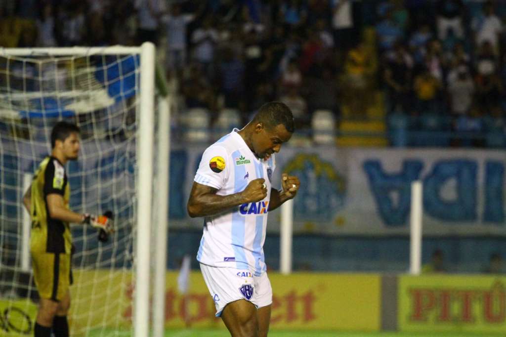 Magno comemora um dos dois gols marcados na vitória sobre o Oeste (Foto: Fernando Torres/Paysandu)