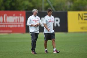 Sem Moledo e Dourado, Odair comanda treino sem dar pistas de escalação no Inter