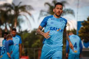 Ariel celebra sequência como titular do Cruzeiro e se diz agradecido a Mano
