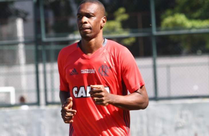 Aos 39 anos, zagueiro renova contrato com o Flamengo até abril de 2019