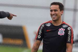 Jadson volta a treinar; Danilo Avelar é sacado dos titulares do Corinthians